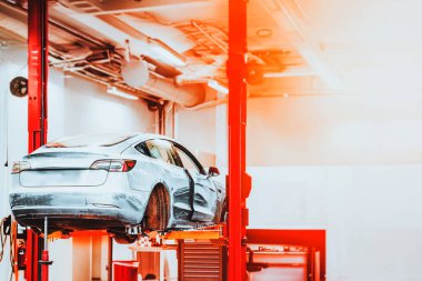 Bir servis atölyesinde elektrikli araç