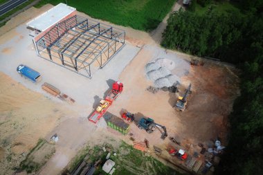 İnşaat alanının havadan görünüşü, insan yok.