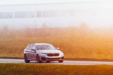 Kırsal alanda hızlı bir yolculuk.