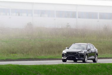 Country yolunda giden modern aile cipi.