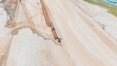 İnşaat alanında buldozerler ve kamyonlar