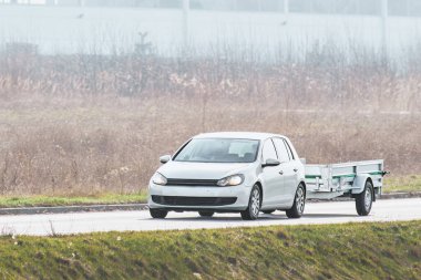 Arabayla çekilen karavan güneşli arazide