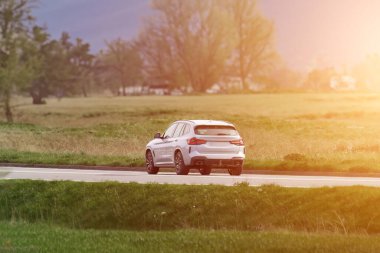 Aile arabası kırsal alanda.