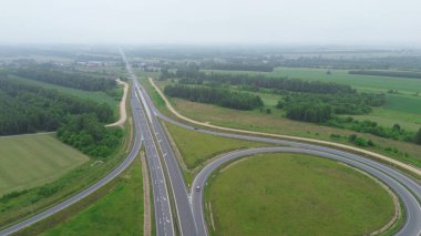 Çoklu şeritli otoyol geçişi ve tarlalarının genel görünümü