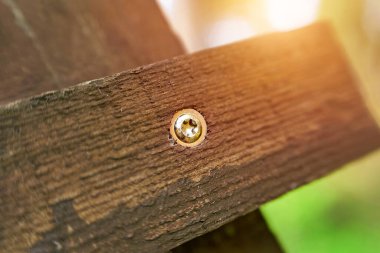 Büyülü cıvata kapağı tamir için tahtaya bağlandı