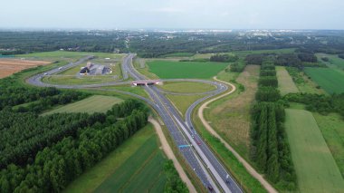 Avrupa 'da modern otoyol kavşağının havadan görünüşü