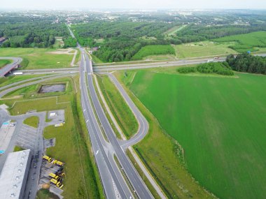 Çoklu şeritli otoyol geçişi ve tarlalarının genel görünümü