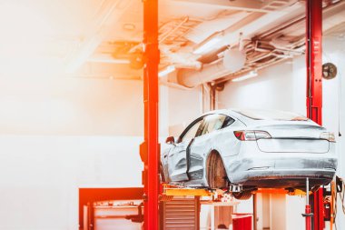 Servis merkezinde elektrikli araba bakımı