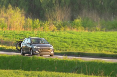 Bisikletle yeşil tarlalarda arka rafta seyahat ediyor.