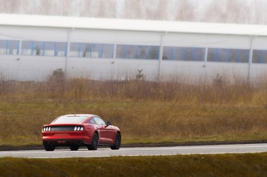 Güçlü coupe araba yolda hız yapıyor.