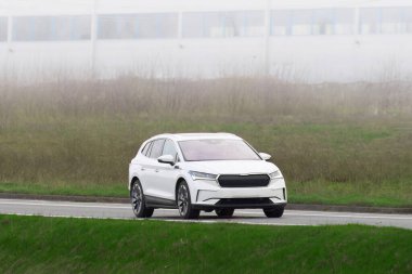 Zarif beyaz SUV yemyeşil kırlarda dolaşır.