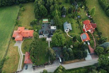 Tranquil Ayarlarında Lüks Suburban Konutları