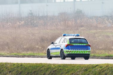 Gün boyunca uzak kırsal kesimde devriye arabası