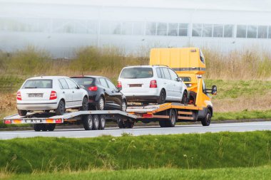 Çekici yolda bozuk araba teslim ediyor.