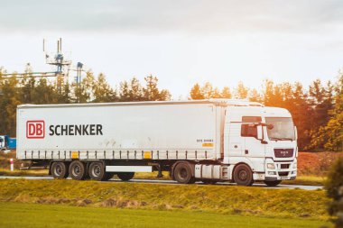 Avrupa, Polonya 06.04.2024 - Beyaz DB Schenker kamyonu kırsal bölgelerden mal taşıyor
