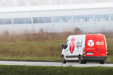 02.04.2024 Polonya, Avrupa. DPD nakliye aracı banliyö otoyolunda müşterilere mal ve paket teslim ediyor..