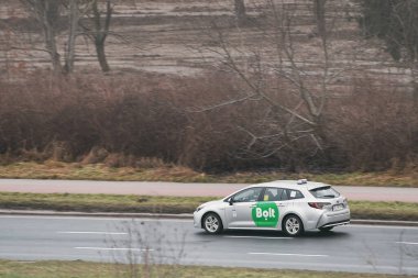 20.02.2024 Polonya, Avrupa. Sürgülü taksi başvurusu. Taksi şoförü ve yolcu.