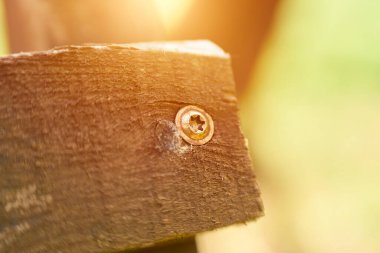 Tahtadaki altıgen cıvatanın makro görüntüsü