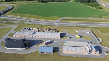 Endüstriyel bina ve araçların genel görünümü