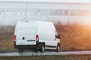 Ticari karavan nakliye malları, modern ticaretin amansız temposunu simgeliyor..