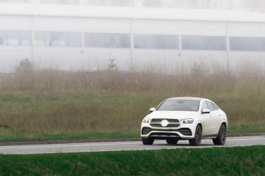 Modern sedan doğada bir yolculuğa çıktı.