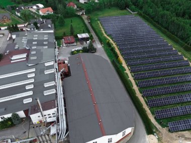 Entegre güneş enerjisi santrali olan sanayi tesisleri