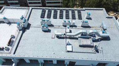 Daire Çatısı 'ndaki HVAC ve Güneş Panelleri' nin Hava Görünümü