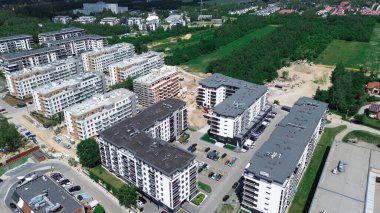 Yeşil bir Avrupa şehrinde düşük katlı apartmanlar