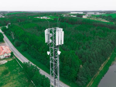 5G Kulesi Orman üzerinden sinyal gönderiyor.