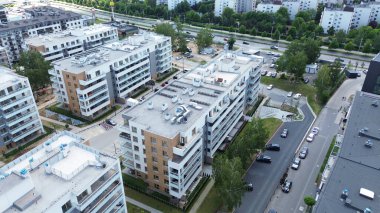 Modern Dairenin Çatısı 'ndaki Güneş Panelleri ve HVAC