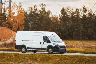Ticari Teslimat: Çevrimiçi Siparişler İçin Van Taşıma Paketleri.