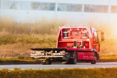 Gün batımında manzaralı bir otoyolda boş bir çekici.