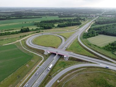 Güneşli bir günde Avrupa 'da verimli bir kırsal otoyol ağı