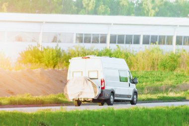 Karavan ve bisikletlerle güneşli kır yolunda yaz gezisi.