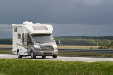 Açık Yol Özgürlüğünü Kucakla Göl kenarındaki bir Karavanda