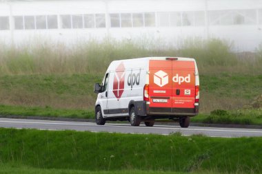 DPD Nakliye Minibüsü tam zamanında teslimatı garantiledi. 02.04.2024 Polonya, Avrupa.
