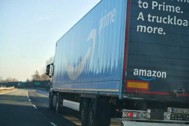 Amazon Prime Truck. Avrupa 'da Swift Delivery. 20.03.2024 Polonya, Avrupa.