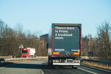 20.03.2024 Polonya, Avrupa. Amazon Prime kamyonu. Müşteriler için ertesi gün öncelikli mal teslimatı. Çevrimiçi alışveriş siparişi ve eshop endüstrisi.