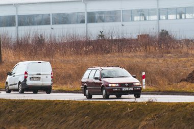 03.04.2024 Polonya, Katowice. Yoğun Otoyolda Bahar Güneşi