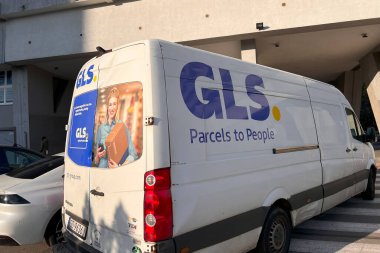 Teslimatlar için GLS Ticari Aracı. Avrupa, Polonya 12.04.2024