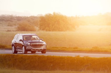 Otoyolda giden güvenli aile arabası.