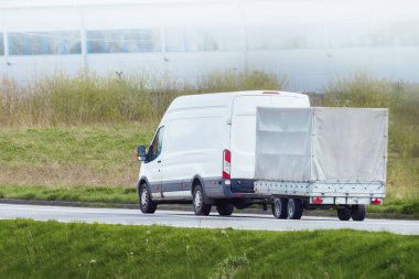 Arabayla çekilen karavan güneşli arazide