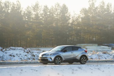 Şık spor araba kırsal bir yolda gün batımında