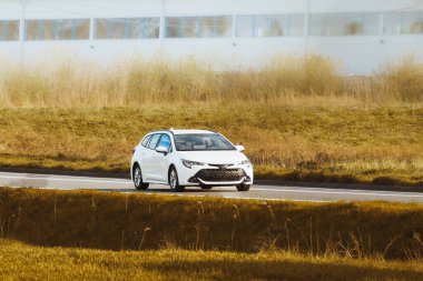 Kırsal Arazide Küçük Beyaz Araba