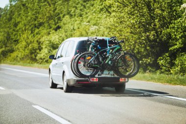 Araba bisiklet taşır. Bisikletli bir araç.