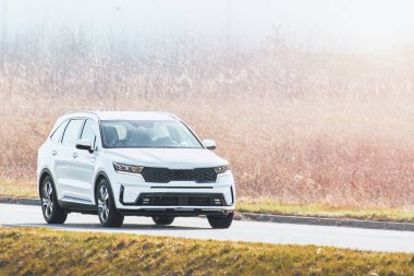 Kırsal Yol 'da lüks bir SUV.