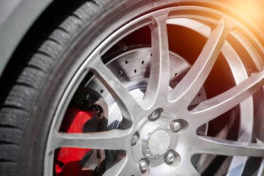 Görünür delikli cilalanmış araba fren diski