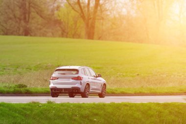 Manzaralı bir yolda aile cipi.