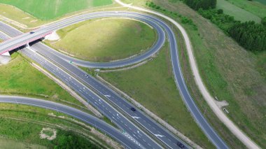 Yol kesişiminin yüksek açılı görüntüsü ve bitişik yeşil alanlar