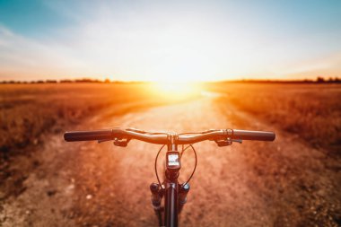 Fields and Sky yazın Dusk 'ta Bisikletle Özgürlüğü Pedallarken.